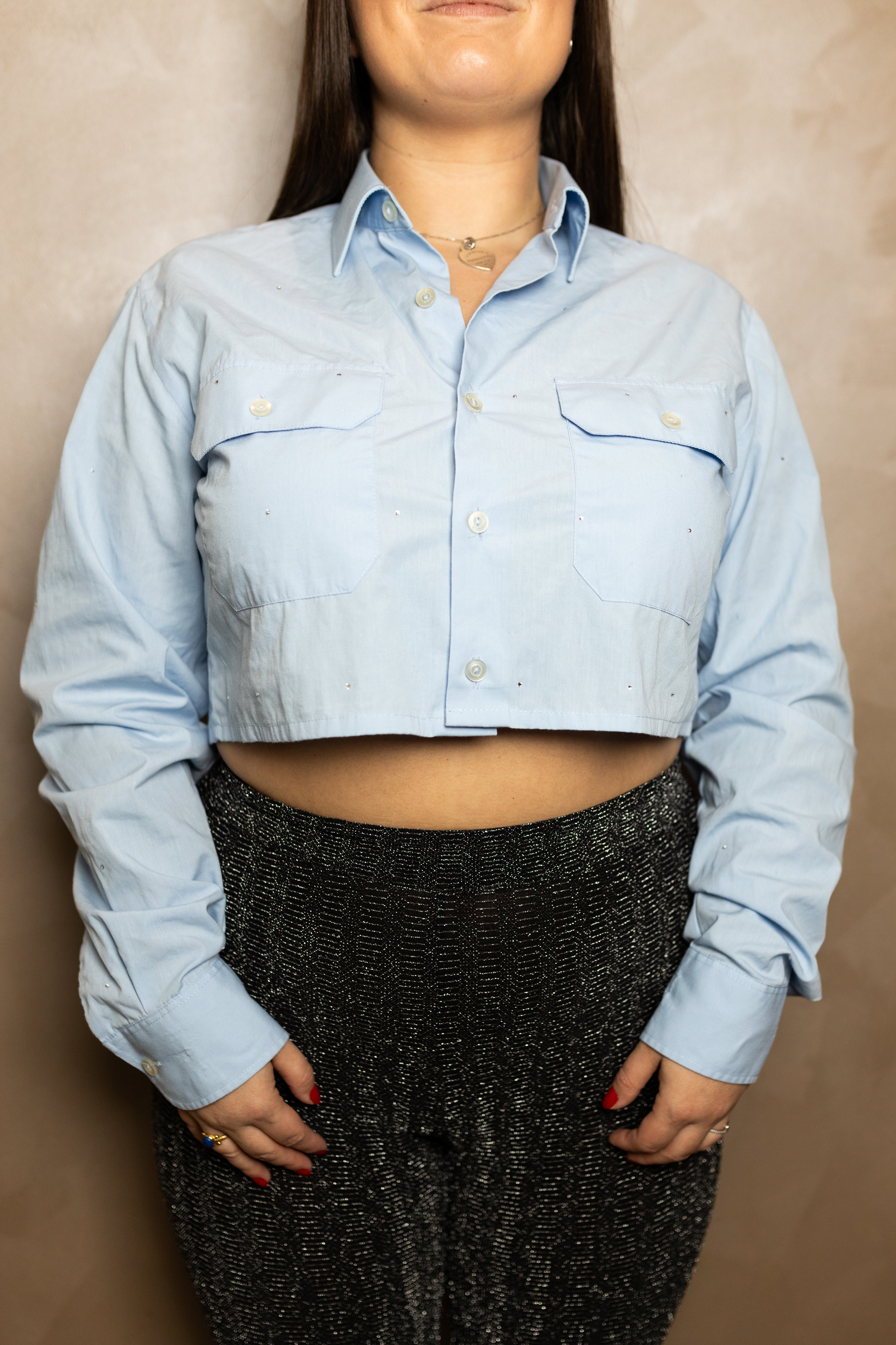 CAMICIA CELESTE CROP CON STRASS