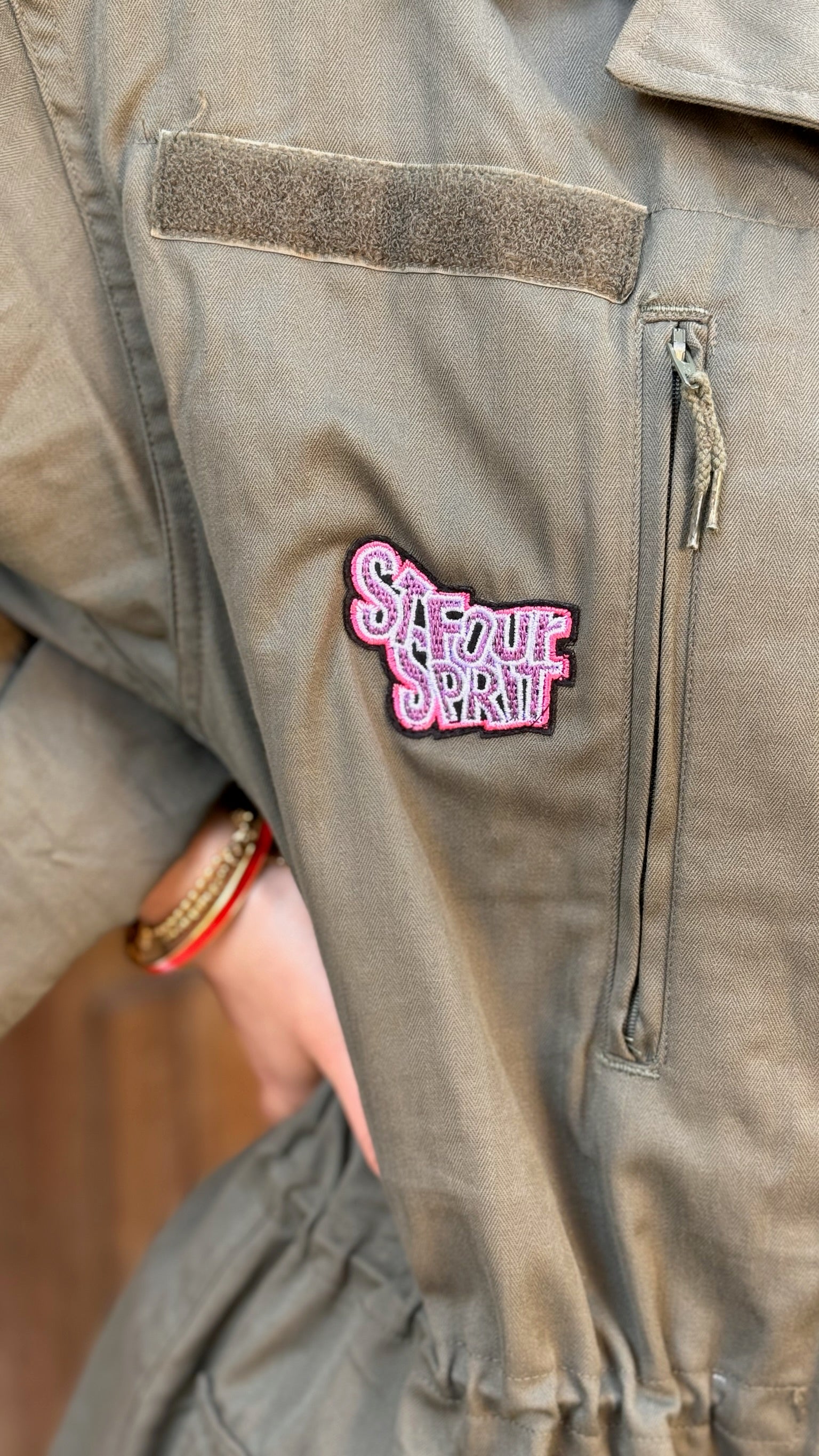 GIACCA VERDE CON APPLICAZIONI ROSA