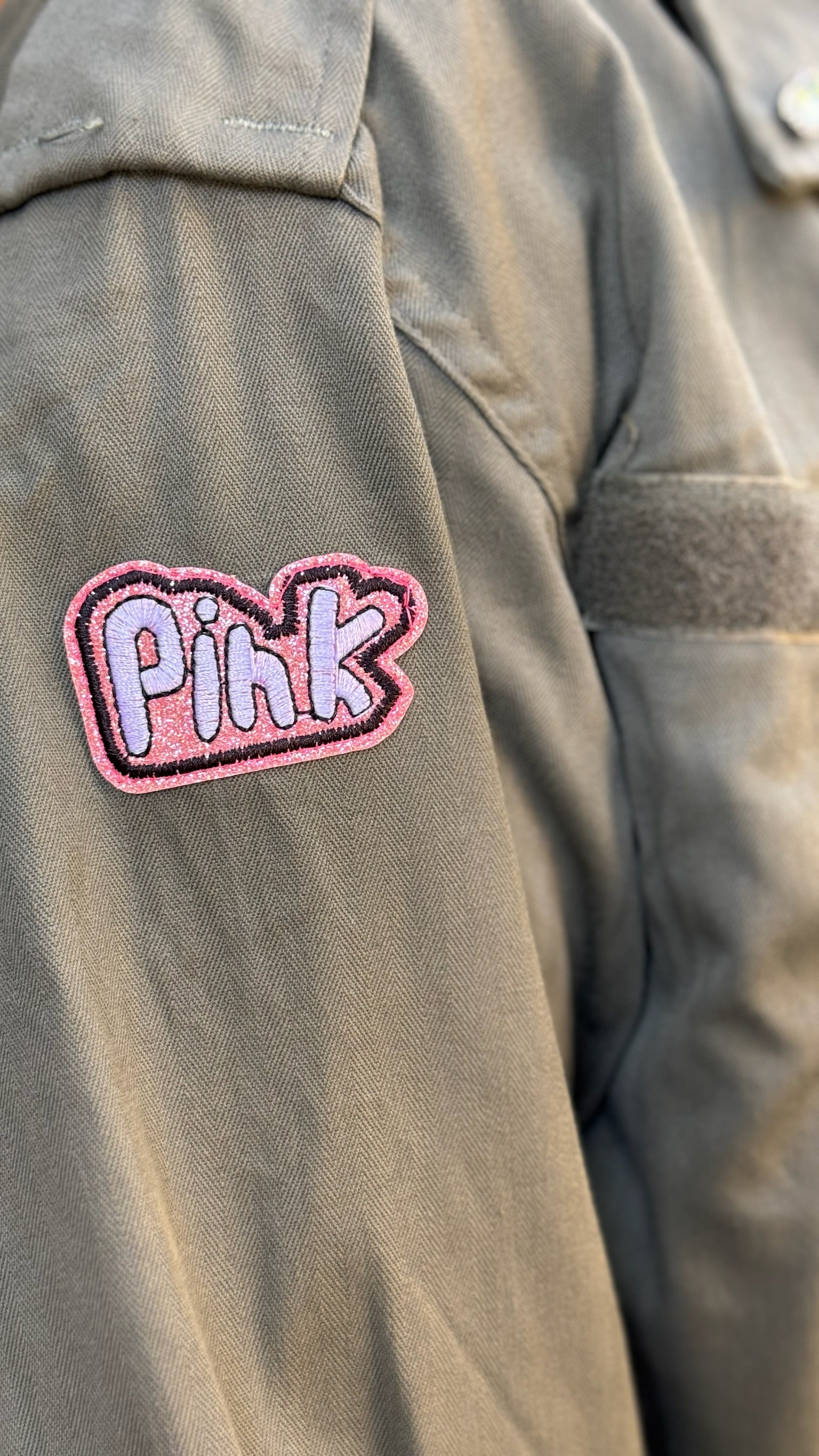 GIACCA VERDE CON APPLICAZIONI ROSA